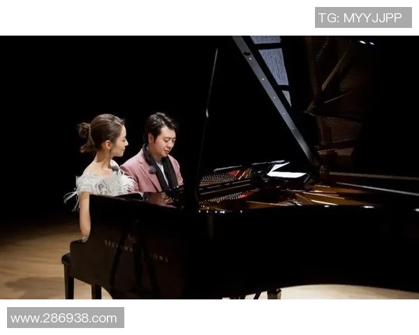 足球明星与妻子甜蜜互动瞬间揭秘幸福生活的背后故事