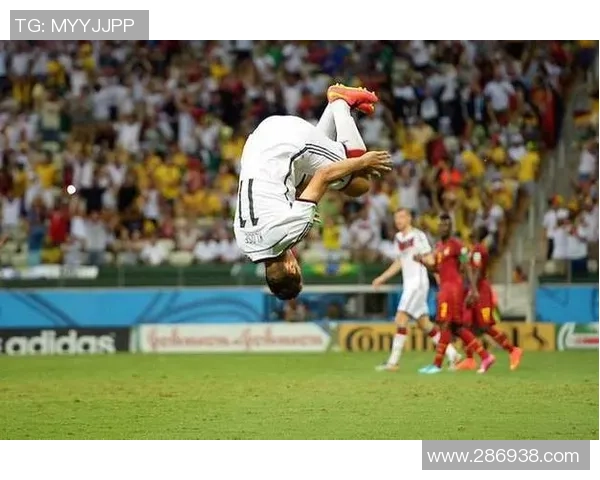 足球明星的后空翻技艺揭秘与精彩瞬间回顾 足球明星的后空翻技艺揭秘与精彩瞬间回顾